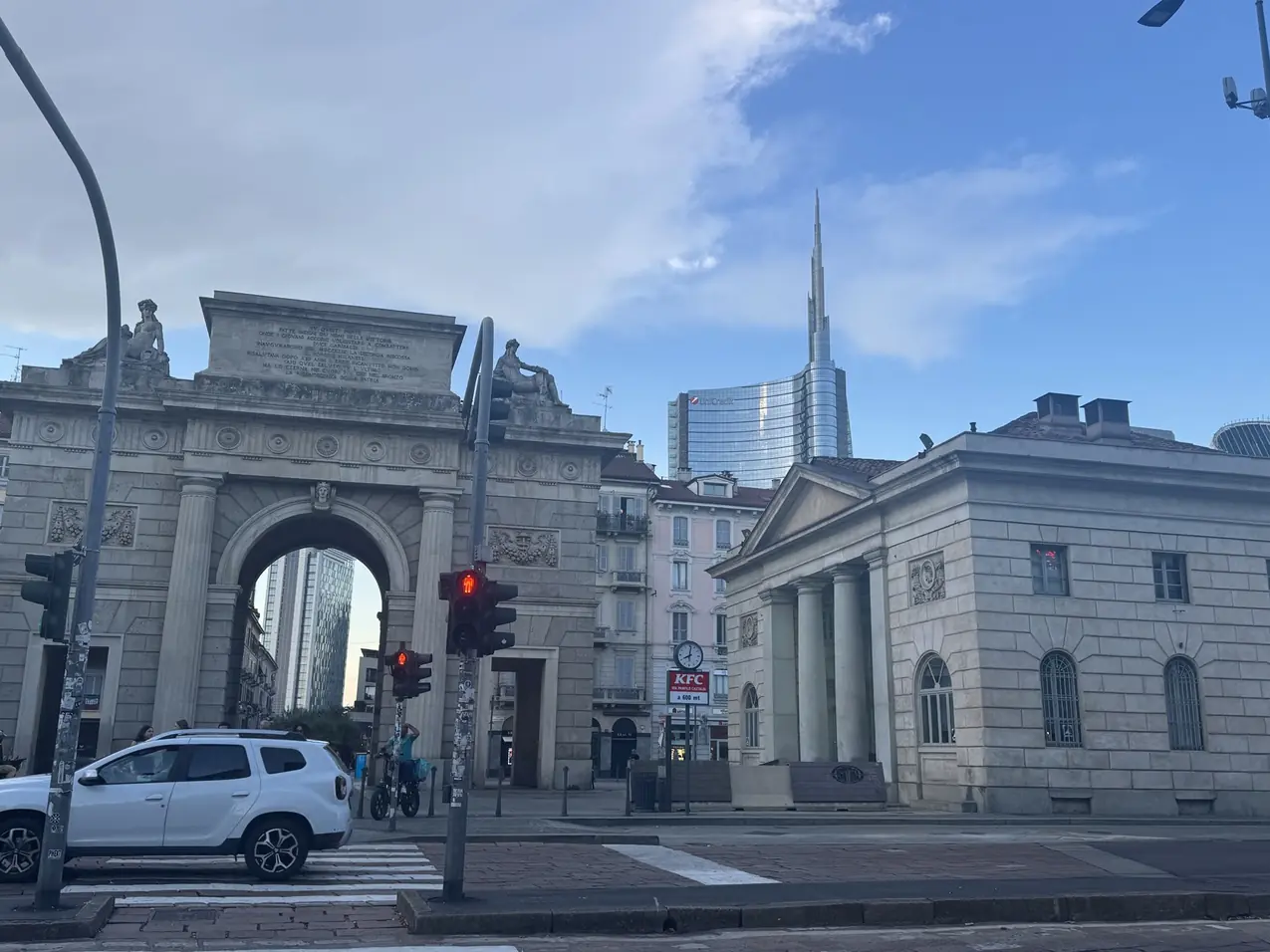 Porta Garibaldi e Torre UniCredit a Milano