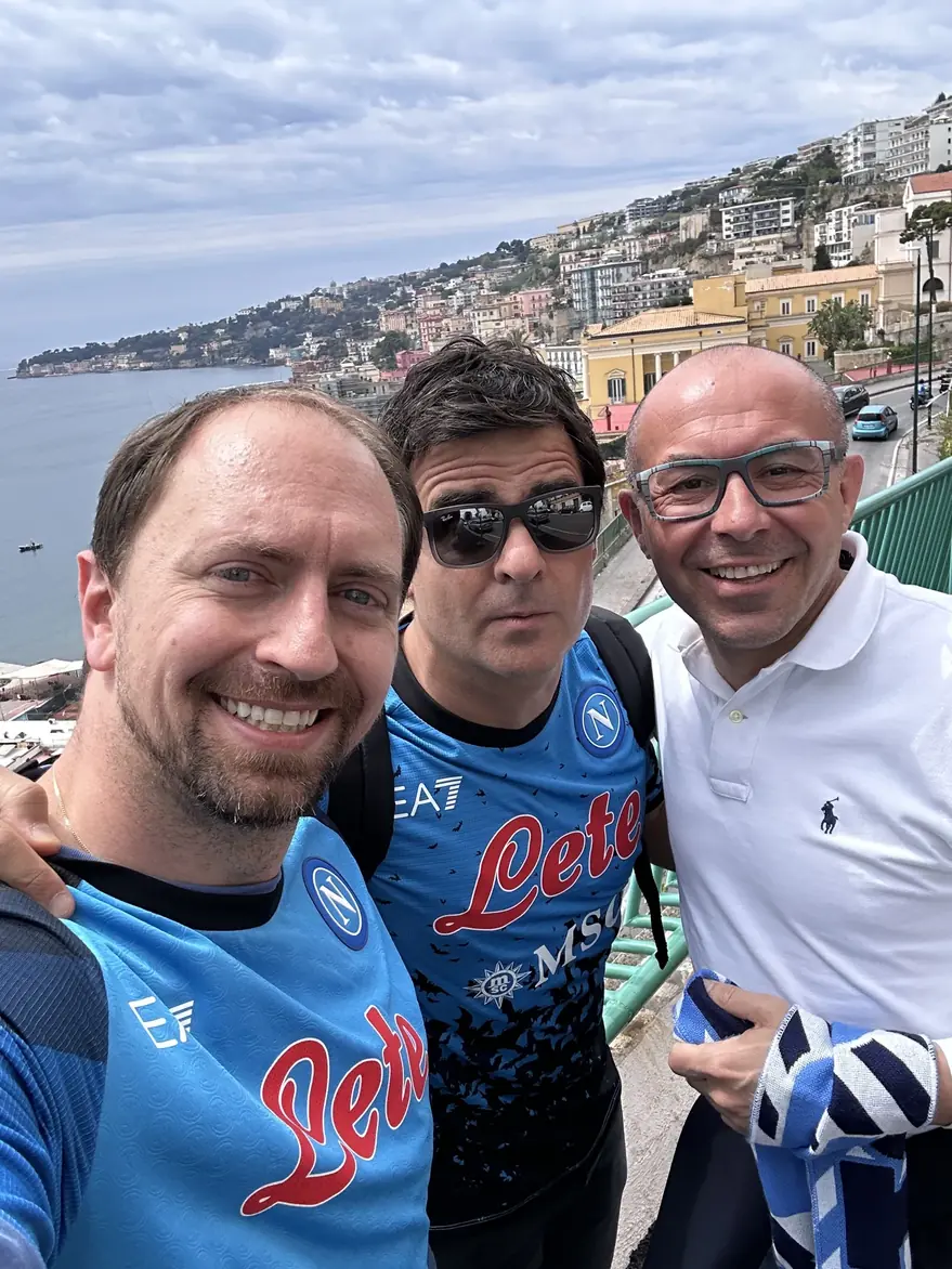 Foto insieme con il mare e Napoli sullo sfondo