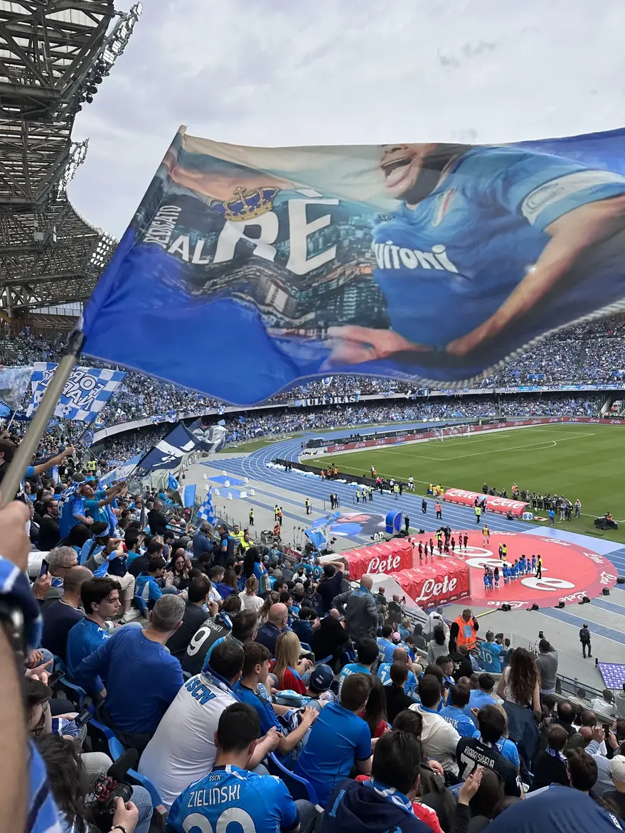 Bandiera di Maradona sopra gli spalti