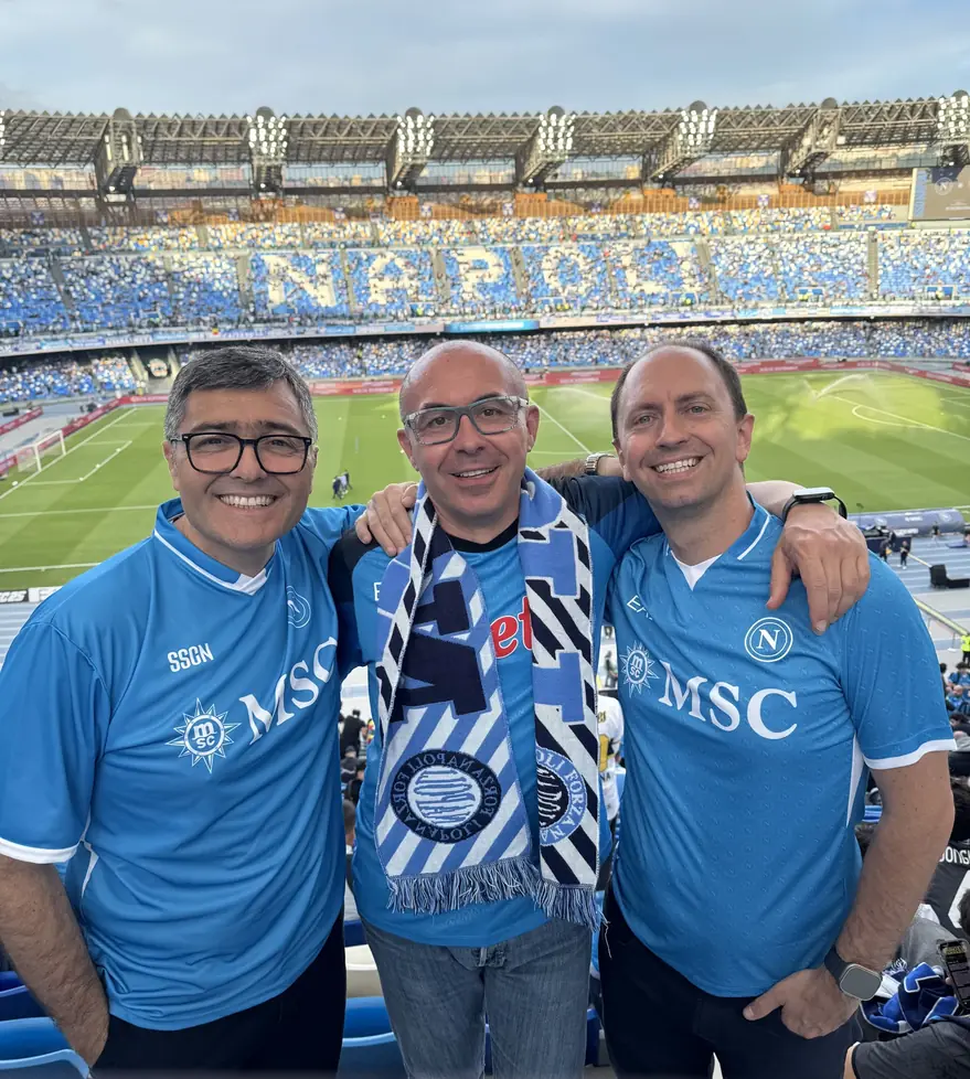 Foto insieme sugli spalti con il campo sullo sfondo