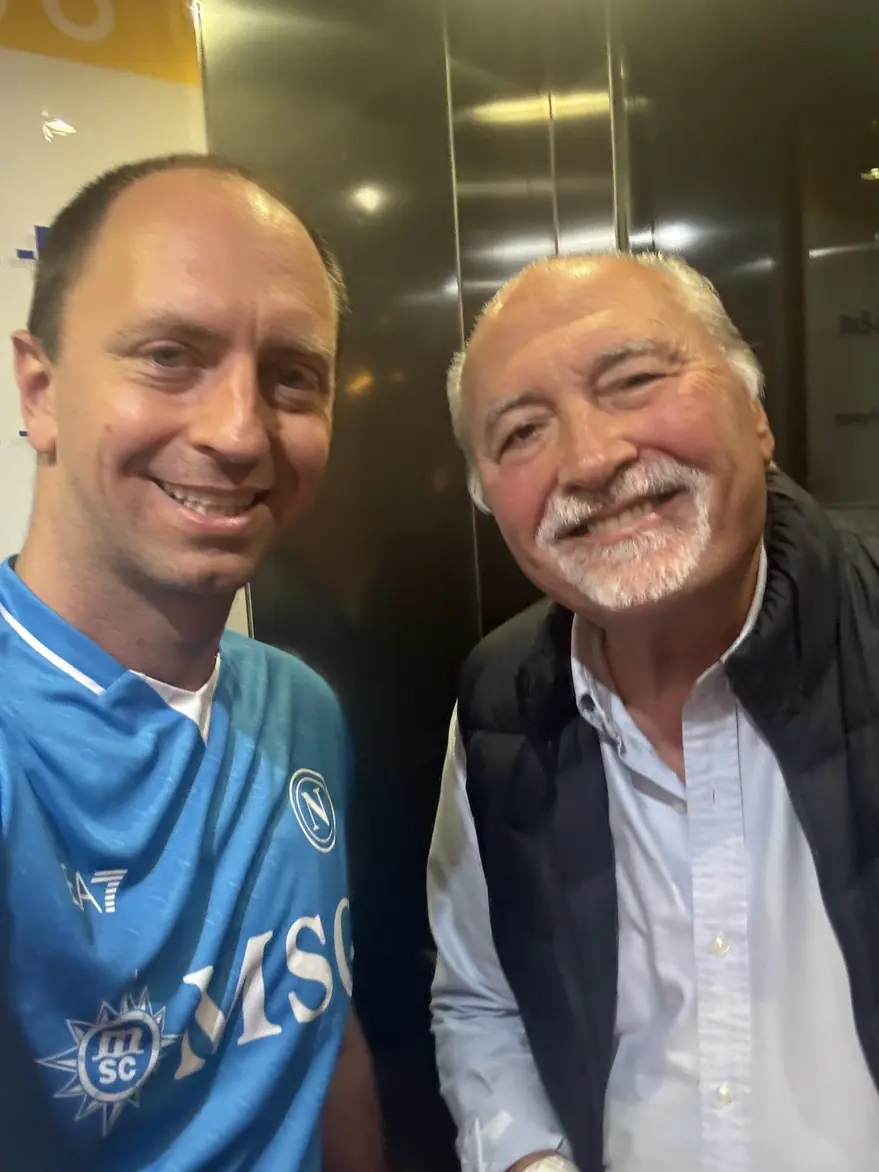 Selfie in maglia del Napoli insieme a un altro tifoso
