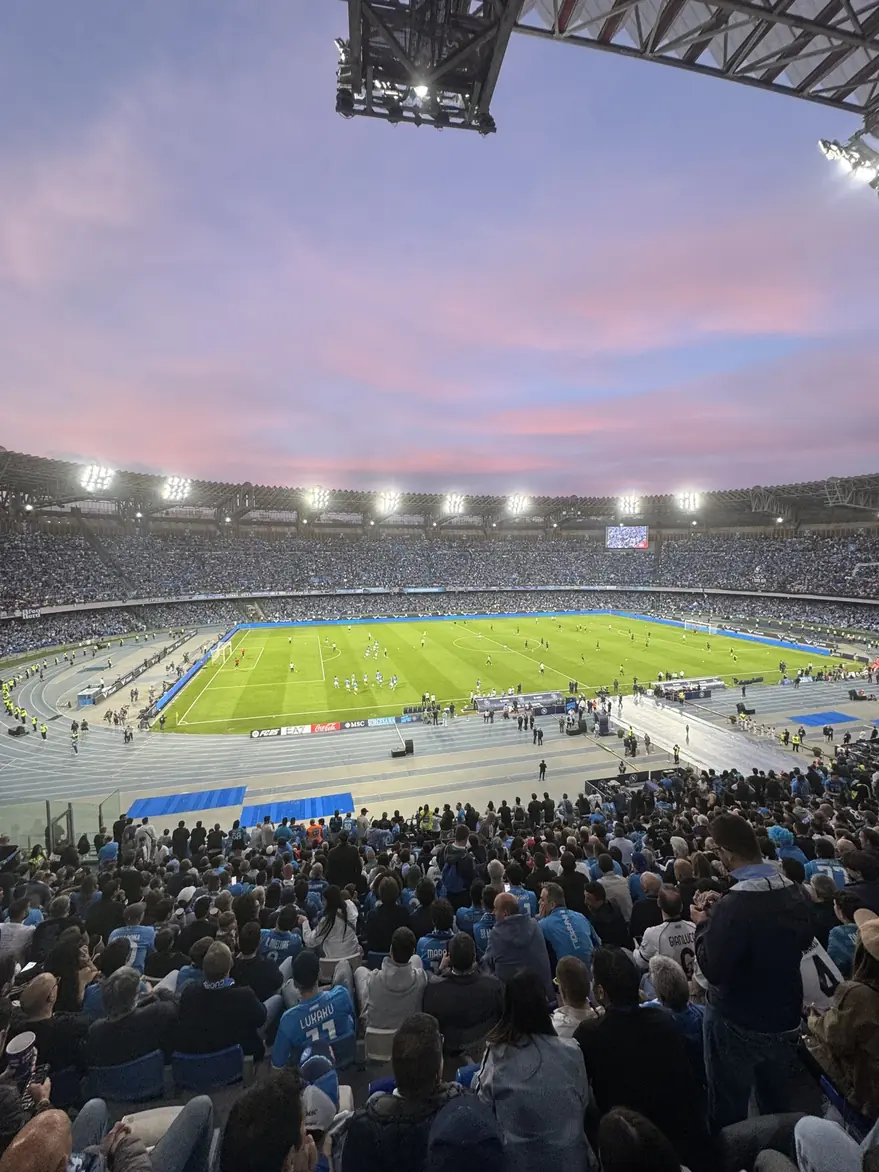 Il campo e gli spalti del Maradona al tramonto