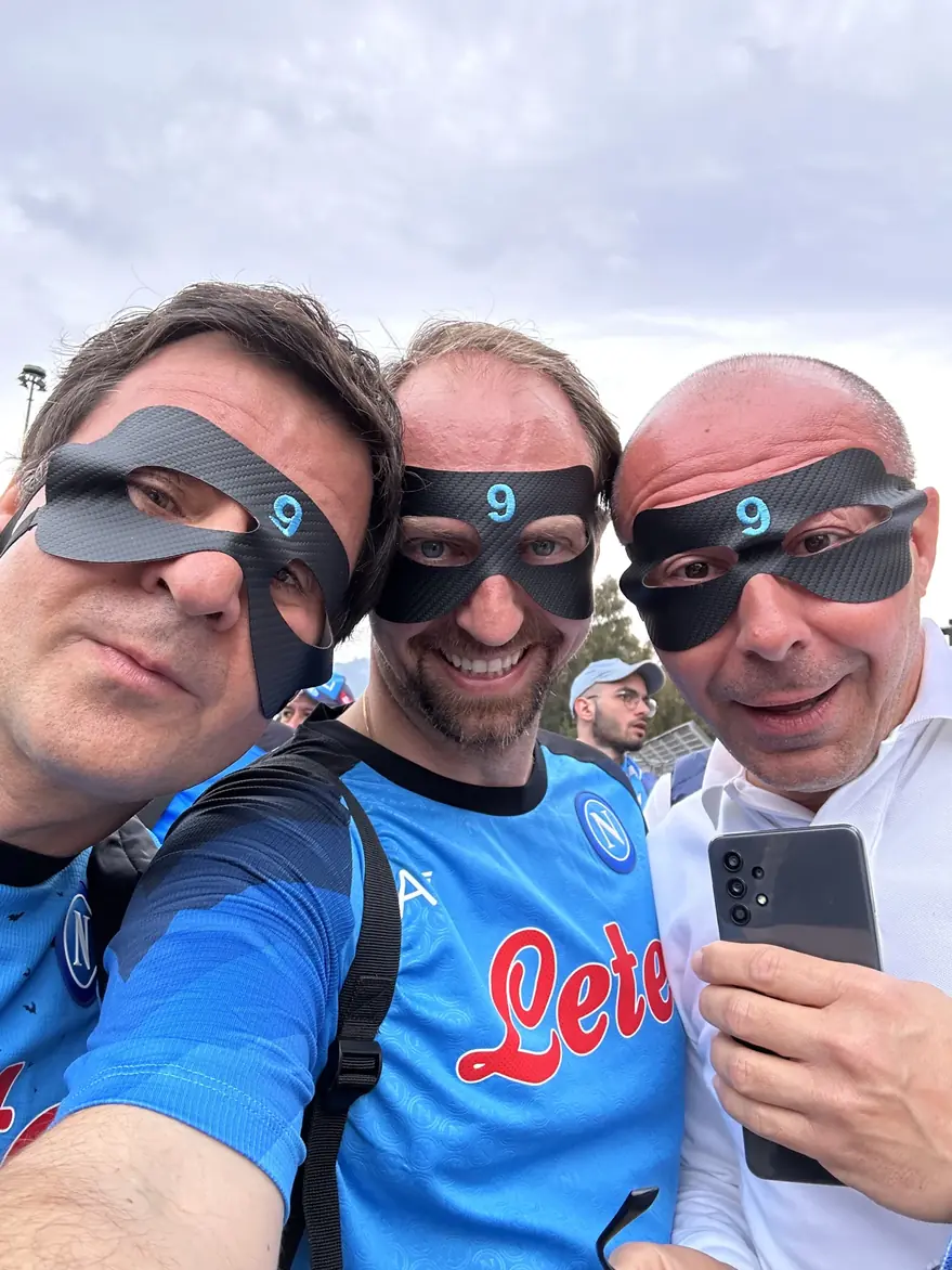 Foto insieme con le maschere nere e le maglie del Napoli