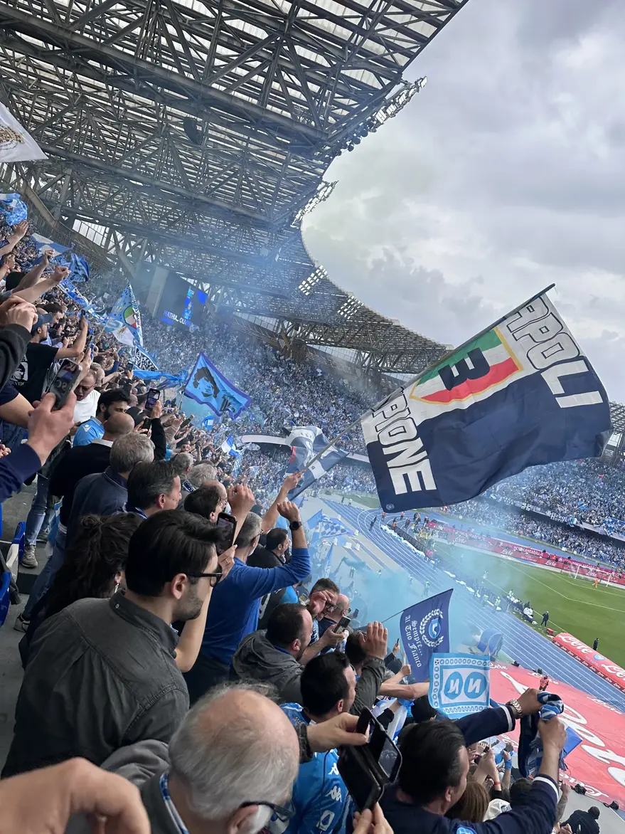 Tifosi e bandiere azzurre sugli spalti